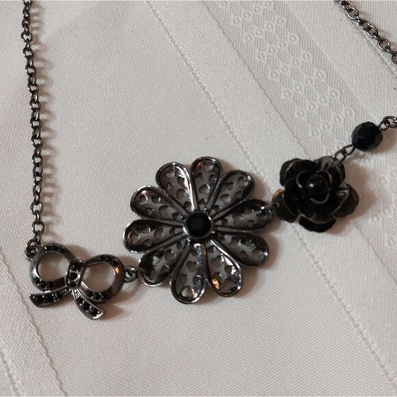 🔴 Linked Bow and Flowers Statement Choker Necklace Gunmetal - Picture 2 of 5